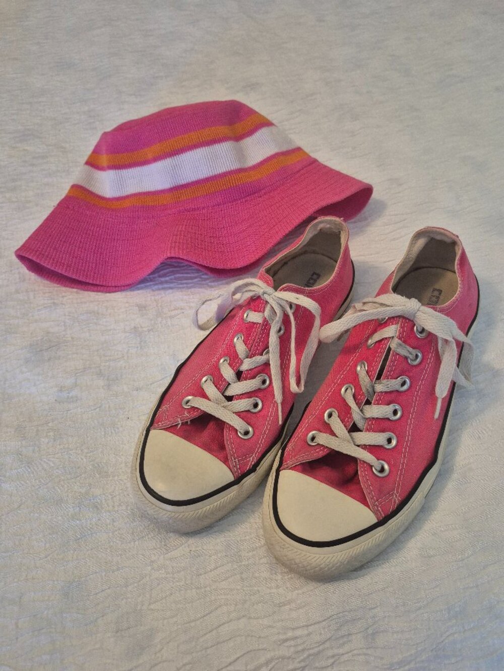 Converse All Star Low Top Sneakers sz 9 Pink + Bucket Hat